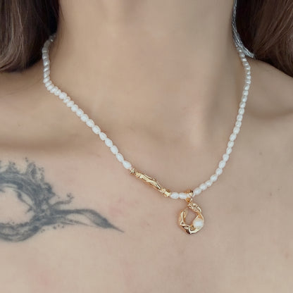 Lustrous Pearl Choker Necklace